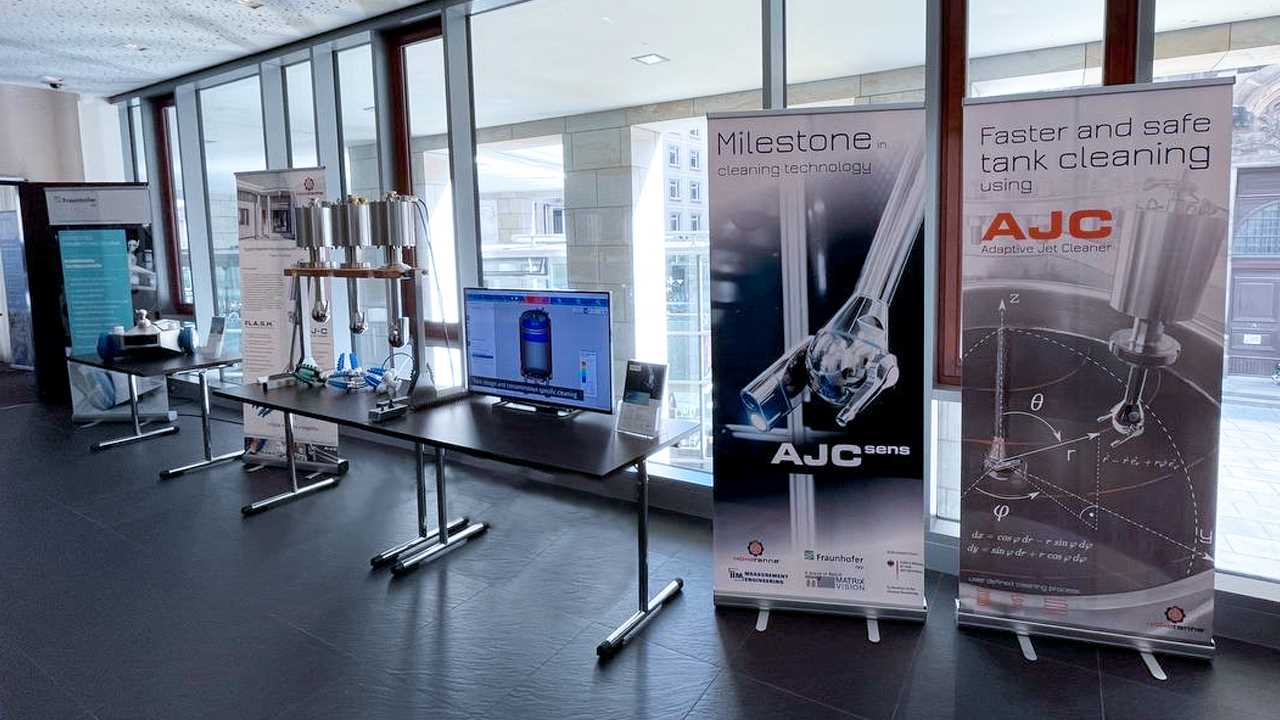 Verschiedene Modelle des Adaptive Jet Cleaners als Demonstratoren ausgestellt auf der Veranstaltung.
